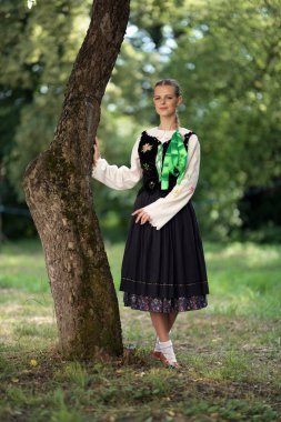 Slovakça folklor dansçısı kadın