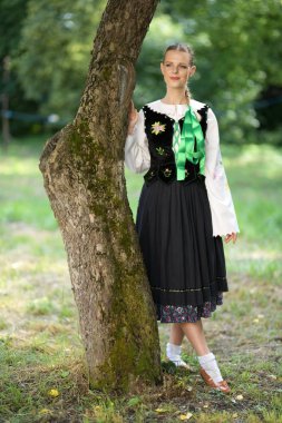 Slovakça folklor dansçısı kadın