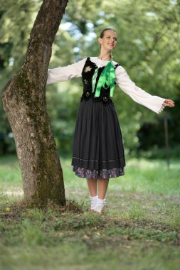Slovakça folklor dansçısı kadın