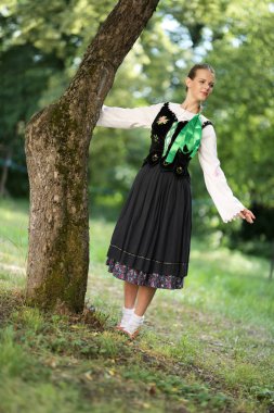 Slovakça folklor dansçısı kadın