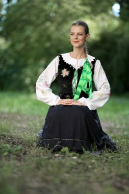 Slovakça folklor dansçısı kadın