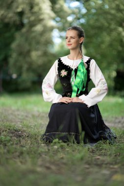 Slovakça folklor dansçısı kadın