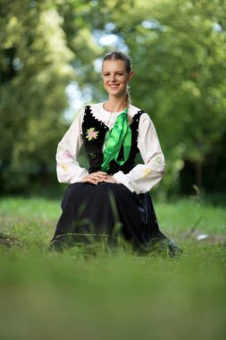 Slovakça folklor dansçısı kadın