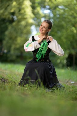 Slovakça folklor dansçısı kadın