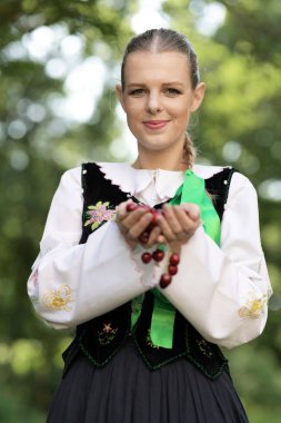 Slovakça folklor dansçısı kadın