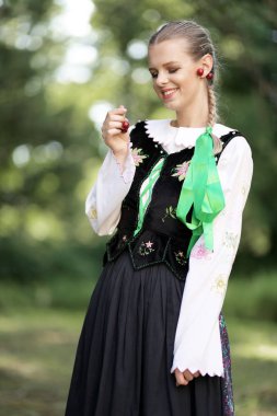 Slovakça folklor dansçısı kadın