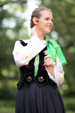 Slovakça folklor dansçısı kadın