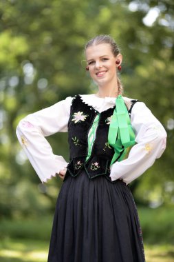 Slovakça folklor dansçısı kadın