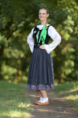Slovakça folklor dansçısı kadın