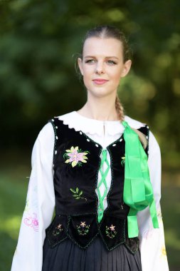 Slovakça folklor dansçısı kadın