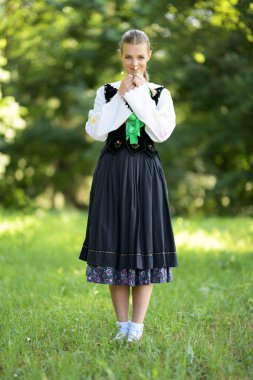 Slovakça folklor dansçısı kadın
