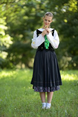Slovakça folklor dansçısı kadın