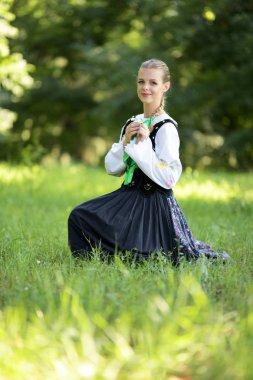 Slovakça folklor dansçısı kadın