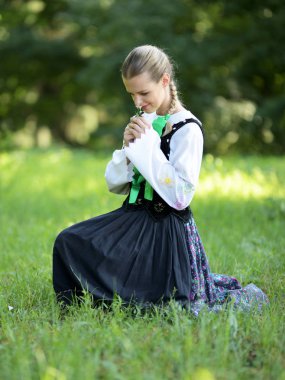 Slovakça folklor dansçısı kadın