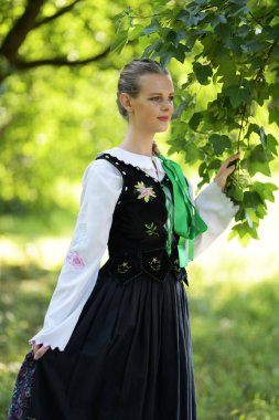 Slovakça folklor dansçısı kadın