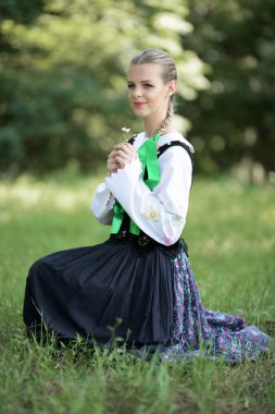 Slovakça folklor dansçısı kadın