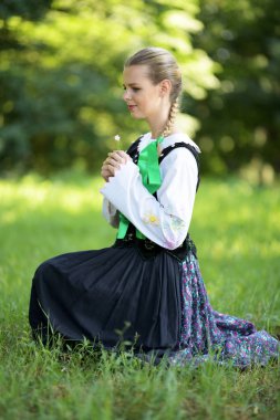 Slovakça folklor dansçısı kadın