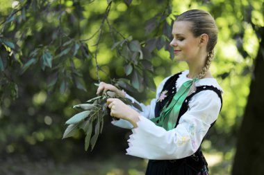 Slovakça folklor dansçısı kadın