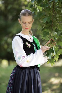 Slovakça folklor dansçısı kadın