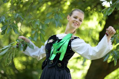 Slovakça folklor dansçısı kadın