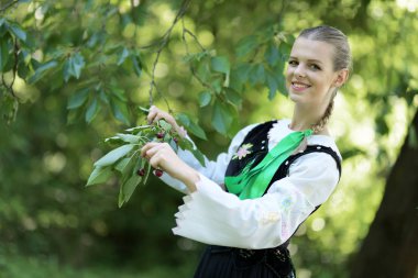 Slovakça folklor dansçısı kadın