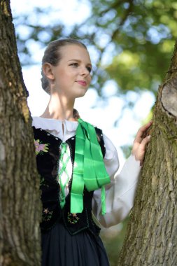Slovakça folklor dansçısı kadın