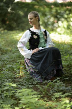 Slovakça folklor dansçısı kadın