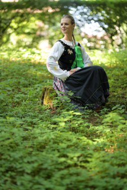 Slovakça folklor dansçısı kadın