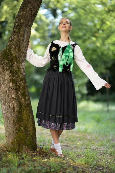 Slovakça folklor dansçısı kadın