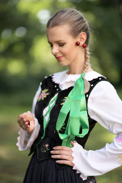 Slovakça Folklor Dansçısı Kadın — Stok fotoğraf