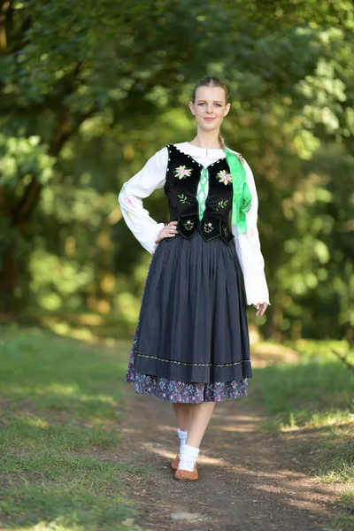 Slovakça Folklor Dansçısı Kadın — Stok fotoğraf