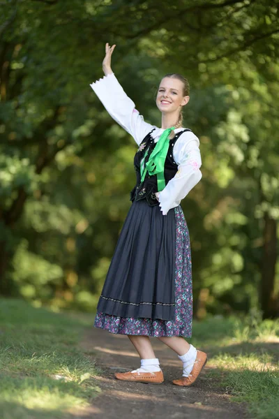 Slovakça folklor dansçısı kadın
