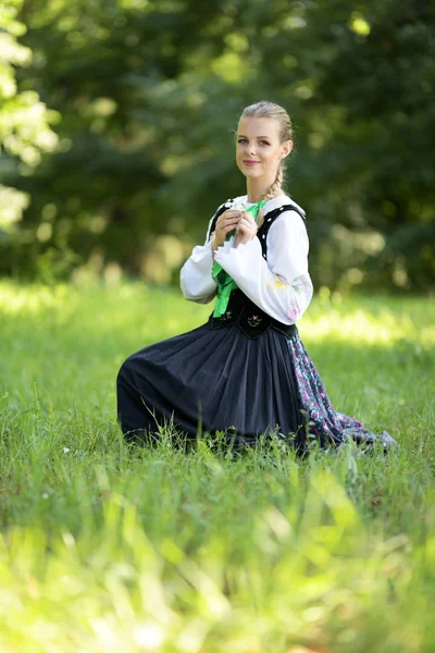 Słowackiego Folkloru Tancerz Kobieta — Zdjęcie stockowe