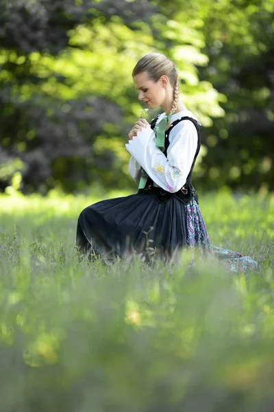 Slovakça Folklor Dansçısı Kadın — Stok fotoğraf