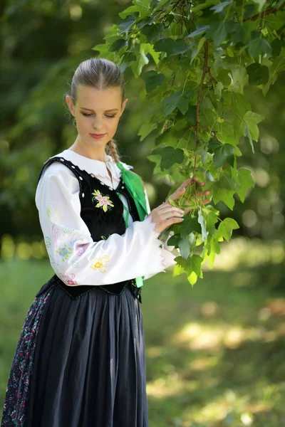 Slovakça Folklor Dansçısı Kadın — Stok fotoğraf