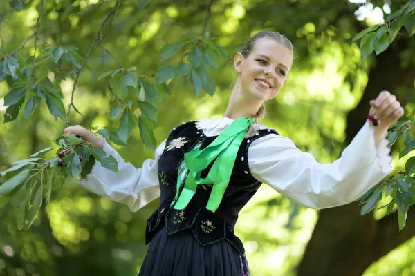 Slovakiska Folklore Dansare Kvinna — Stockfoto
