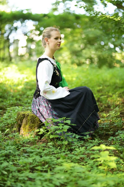 Slovakça Folklor Dansçısı Kadın — Stok fotoğraf