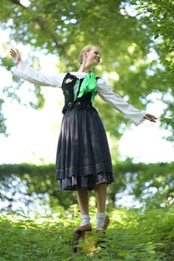 Slovakça folklor dansçısı kadın