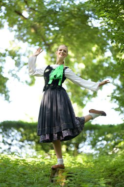 Slovakça folklor dansçısı kadın