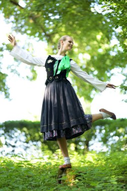 Slovakça folklor dansçısı kadın