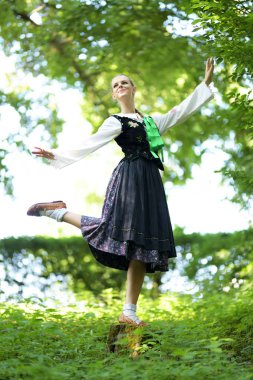 Slovakça folklor dansçısı kadın