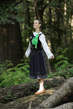 Slovakça folklor dansçısı kadın