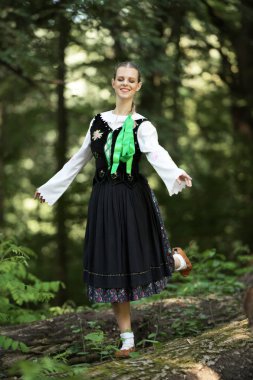 Slovakça folklor dansçısı kadın