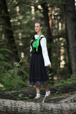 Slovakça folklor dansçısı kadın