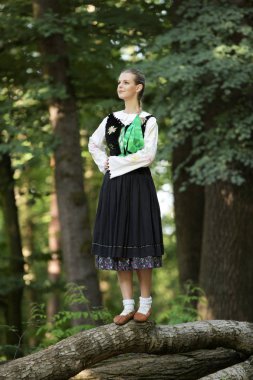 Slovakça folklor dansçısı kadın