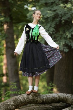 Slovakça folklor dansçısı kadın