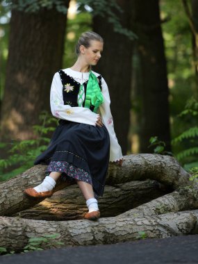 Slovakça folklor dansçısı kadın