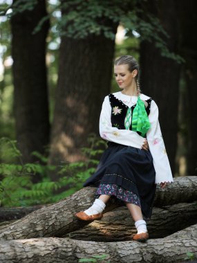 Slovakça folklor dansçısı kadın