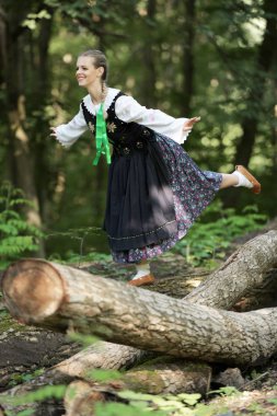 Slovakça folklor dansçısı kadın