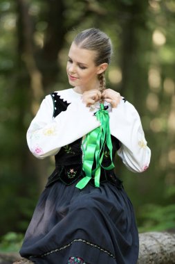 Slovakça folklor dansçısı kadın
